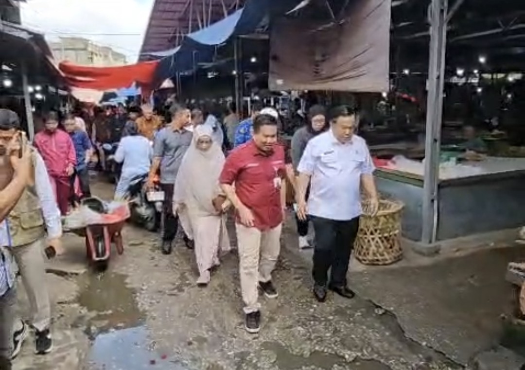 Plt Gubri, SF Hariyanto cek harga sembako di pasar tradisional Pekanbaru (foto/ist)
