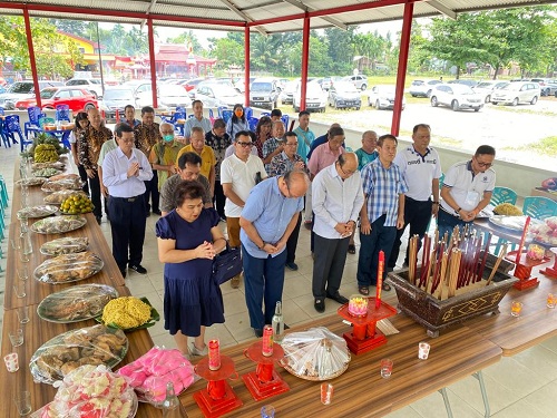 Sembahyang bersama dan ziarah ke makam tanpa nama di Umban Sari dalam puncak Ceng Beng di Pekanbaru.(foto: istimewa)