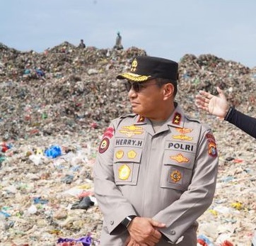 Kapolda Riau Irjen Pol Herry Heryawan meninjau pengelolaan sampah di TPA Muara Fajar, Pekanbaru, Kamis (5/2/2026). Foto: dok. Polda Riau