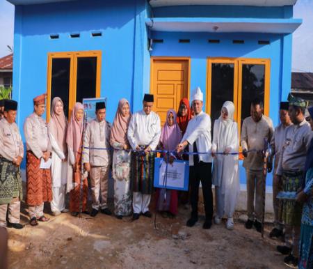 Penyerahan kunci Rumah Layak Huni (RLH) kepada salah seorang warga, Irda, dalam rangka memperingati Hari Ulang Tahun (HUT) ke-241 Pekanbaru. (Foto: Pekanbaru.go.id)