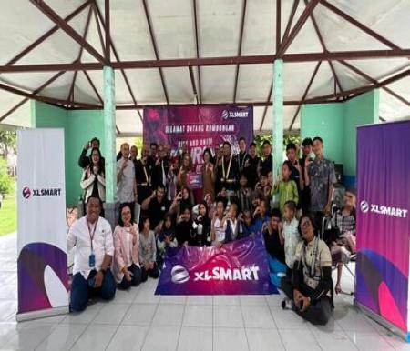 XLSMART menyalurkan bantuan sosial di Cirebon. (Foto: Istimewa)