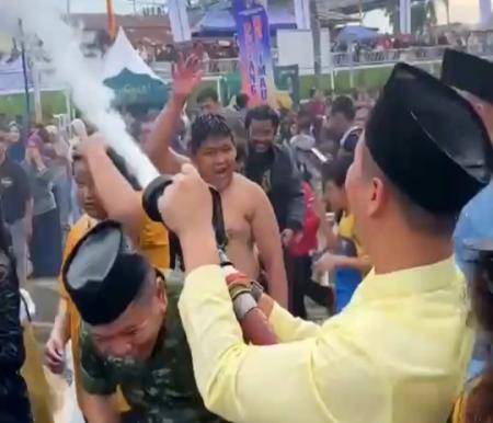 Walikota Agung Nugroho larut dalam Tradisi Petang Belimau, siram warga dan santuni anak yatim di Tepian Sungai Siak (foto/Tata)