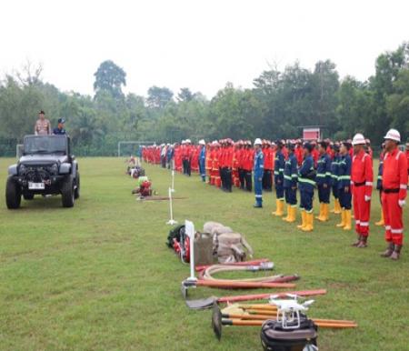 Menteri Lingkungan Hidup/ Kepala BPLH, Hanif Faisol Nurofiq, memimpin Apel Kesiapsiagaan Penanganan Karhutla Provinsi Riau 2026 di Lapangan Sanggar PT PHR, Rumbai, Sabtu (25/4/2026).(foto: istimewa)