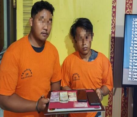 Polsek Lubuk Batu Jaya berhasil mengamankan dua pria pengedar sabu di Inhu. (Foto: Andri Subakti)