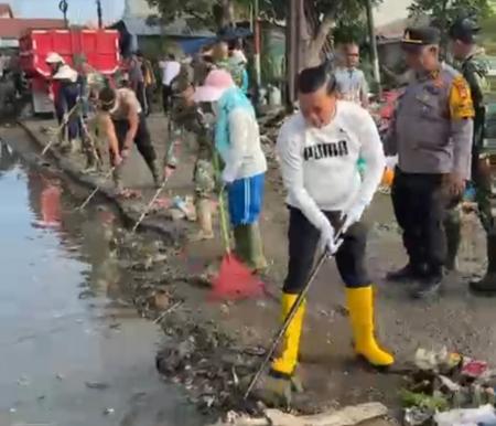 Wabup Husni Tamrin ikuti karya bakti bersama Kodim 0313/KPR di Pasar Baru Pangkalan Kerinci (foto/Andy)