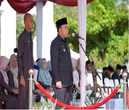 Wakil Bupati Siak, Husni Merza, memimpin upacara gabungan peringatan hari-hari nasional. (Foto: Diana Sari)
