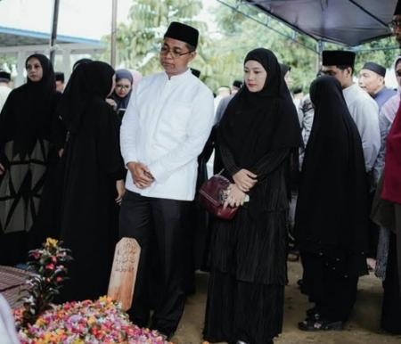 Wabup Rohil, Jhonny Charles, menyampaikan belasungkawa mendalam atas berpulangnya Hj. Basyariah, istri Bupati H. Bistamam. (Foto: Afrizal)