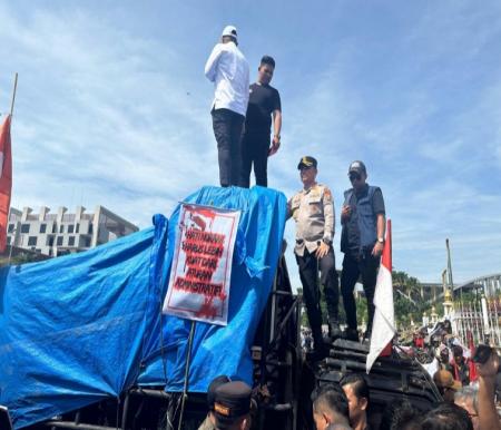 Polres Pelalawan PAM unjuk rasa damai AMMP depan Kantor Gubernur Riau di Pekanbaru (foto/Andy)