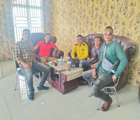 Diskominfotiks Rohil mempererat sinergi dengan awak media dalam diskusi penuh keakraban (foto/afrizal)