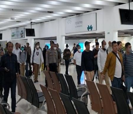 Gubri, Abdul Wahid bersama 9 orang yang terjaring OTT KPK tiba di Bandara Soetta.(foto: sri/halloriau.com)
