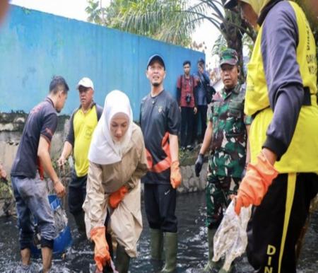 Turun Langsung Bersihkan Parit, Wako Pekanbaru Ajak RT/RW Goro Setiap Minggu