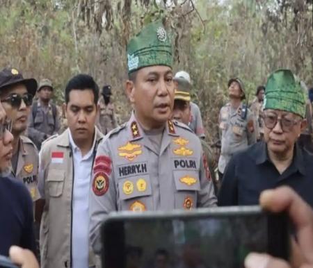 Kapolda Riau, Irjen Pol Herry Heryawan didampingi Rocky Gerung saat meninjau Karhutla di Dumai (foto/tribunpku)