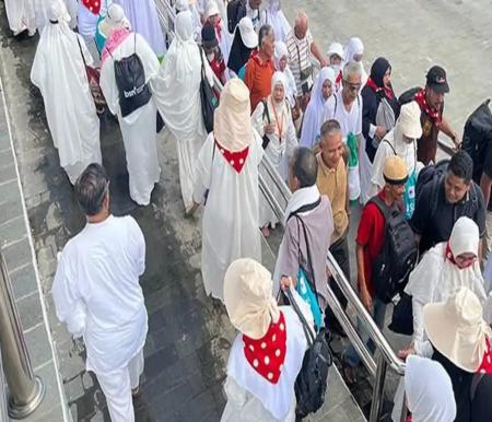 Ilustrasi ratusan jemaah haji asal Pekanbaru berangkat bertahap ke embarkasi Batam, keluarga hanya bisa antar sampai Gerbang Purna MTQ (foto/tribunpku