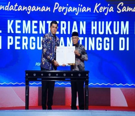 Kanwil Kementerian Hukum Riau, Rudy Hendra Pakpahan bersama Rektor Universitas Hang Tuah Pekanbaru Syafrani (foto/Yuni)