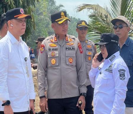 Kapolres Siak AKBP Eka Ariandy Putra dan Bupati Afni Zulkifli mengecek lokasi PT SSL yang dibakar massa.