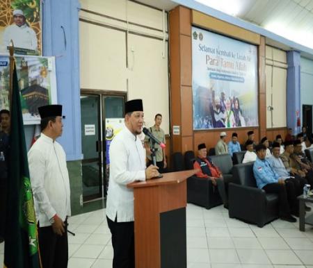 Asisten Administrasi Umum Setda Siak, Rozi Chandra, mewakili Bupati Siak menyambut kedatangan jemaah haji di Batam. (Foto: Diana Sari)