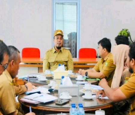 Bupati Inhu, Ade Agus Hartanto menerima audiensi dari Aliansi Tenaga Honorer Non Database BKN Gagal CPNS. (Foto: Andri Subakti)
