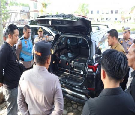 Kapolres AKBP John Louis mengecek kendaraan dinas Polri dan hibah di Polres Pelalawan (foto/Andy)