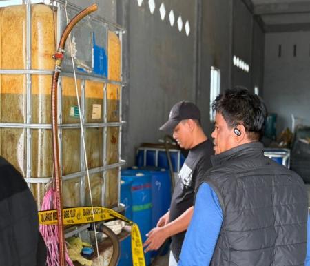 Unit Tipder Reserse Polres Pelalawan ungkap kasus penjualan BBM subsidi ilegal (foto/Andy)