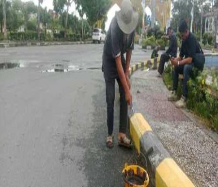 Dinas PUTR Rohil mempercantik 13 jembatan dan box culvert di Kecamatan Bangko. (Foto: Afrizal)