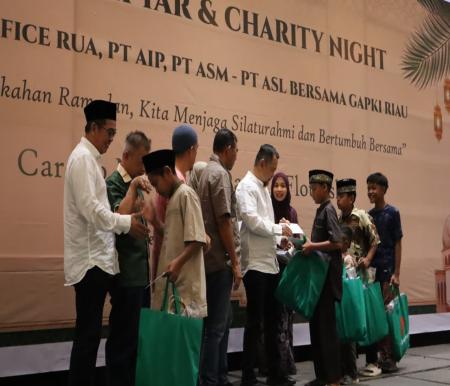 Penyerahan bantuan dari manajemen perusahaan.