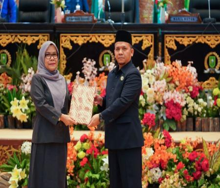 Pemprov Riau menyerahkan Ranperda RPJMD 2025 - 2029 ke DPRD Riau (foto/MCRiau)