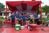 Penyerahan peralatan gotong royong oleh manajemen RAPP kepada perwakilan masyarakat pada kegiatan RGE Founders Day 2026 di Desa Sering, Kabupaten Pelalawan.