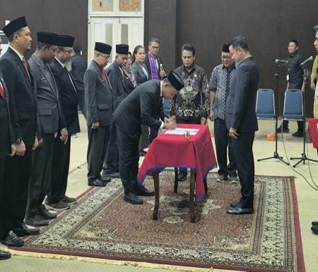 Wabub Husni Tamrin lantik sembilan pejabat administrator dan pengawas di Pemkab Pelalawan (foto/andy)