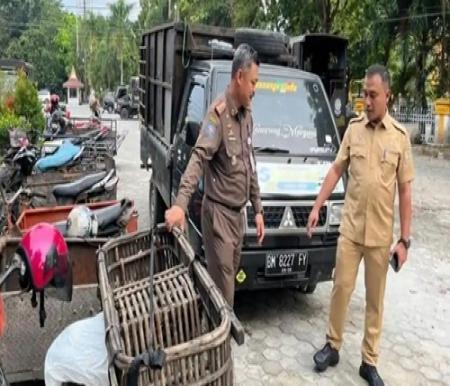 Sampah dari Kampar dibongkar di Pekanbaru, delapan pengangkut kena sanksi (foto/tribunpku)