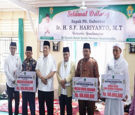 Plt Gubernur Riau SF Hariyanto serahkan bantuan dan santuni warga di Negeri Seribu Kubah (foto/ist)