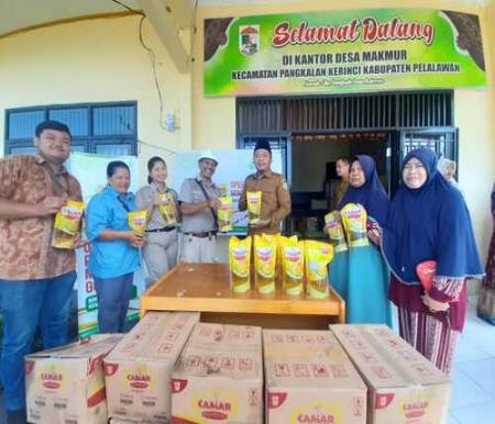 Progam CSR bazar minyak goreng yang dilakukan PT IIS. (Foto: Istimewa)