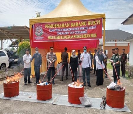Wabup Rohil Jhony Charles, mengapresiasi kinerja Kejari Rohil dalam memberantas narkoba. (Foto: Afrizal)