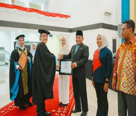 Wawako Dumai Sugiyarto menerima Anugerahkan Vyatra Bala Utama dari Politeknik Energi dan Mineral (PEM), Selasa (28/10/2025).(foto: bambang/halloriau.com)