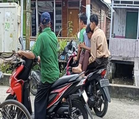 Korban saat dibawa untuk mendapat perawatan medis. (Foto: Akun Facbook Fitriadi Adi)