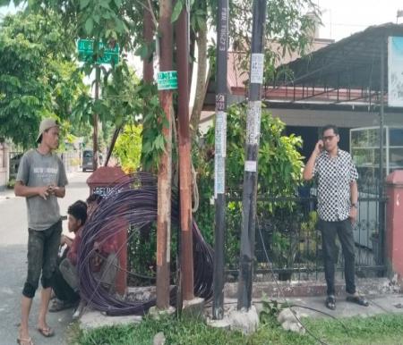 Anggota Komisi I DPRD Pekanbaru, Aidhil berhentikan pemasangan tiang kabel fiber optik di Labuh Baru Timur (foto/Mimi)