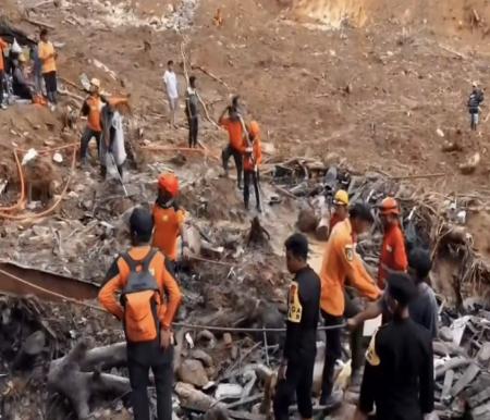 Ilustrasi pencarian korban bencana di Sumatra terus dilakukan (foto/SC IG)