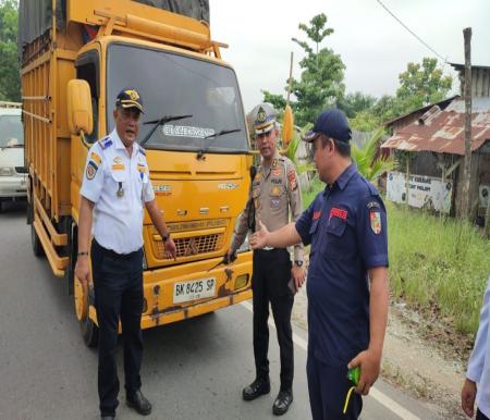 Truk bertonase besar yang masih nekat masuk kota ditilang Dishub Pekanbaru (foto/int)