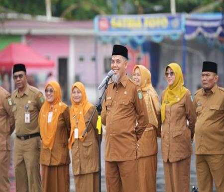 Wako Paisal menyampaikan sambutan usai melantik PPPK Tahap I di Lapangan Taman Bukit Gelanggang Jalan HR Subrantas Dumai (foto/bambang)