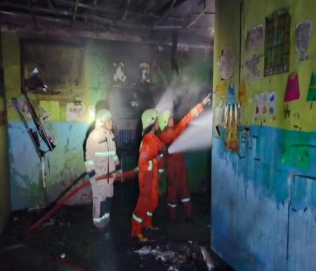 Api melahap sekolah PAUD di Jalan Budi Daya Pekanbaru (foto/Dini)