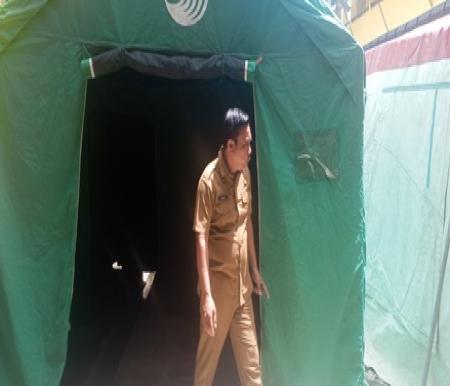 Antisipasi bencana, Dinsos Rokan Hilir menyiapkan sejumlah tenda darurat (foto/afrizal)
