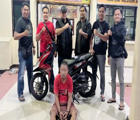 Pelaku curanmor saat diamankan di Mapolsek Bangko.(foto: afrizal/halloriau.com)
