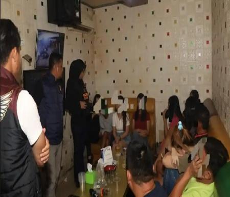 Polisi razia tempat karaoke di Perawang.(foto: tribunpekanbaru.com)