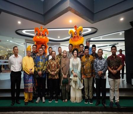 Gubernur Riau, Abdul Wahid saat hadiri Dharmasanti Waisak 2569 BE di Hotel Furaya, Pekanbaru.(foto: mcr)