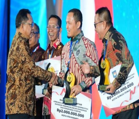 Berhasil tekan kemiskinan dan stunting, WaliKota Pekanbaru, Agung Nugroho menerima penghargaan (foto/ist)