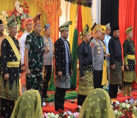 Gubernur Riau, Abdul Wahid kukuhkan hulubalang LAMR Pelalawan 2025-2030.(foto: andi/halloriau.com)