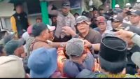 Ribuan warga Pulau Muda Pelalawan geruduk PT THIP.(foto: andi/halloriau.com)