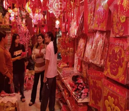 Lampion jutaan rupiah laris diburu, tradisi Imlek tetap hidup di tengah Kota Pekanbaru (foto/int)