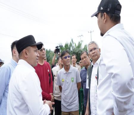 Gubri Abdul Wahid saat kunjungi Jalan rusak Peranap-Kelayang, Inhu (foto/MC.Riau)