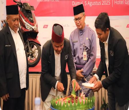 Ketua SPS Riau, Saidul Tombang, memotong tumpeng dalam peringatan HUT ke-79 SPS Riau di Dumai (foto/bambang)