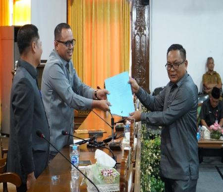 Jubir Fraksi Gerindra, Dasver Librian menyerahkan pandangan umum ke Ketua DPRD Kuansing (foto/ultra)
